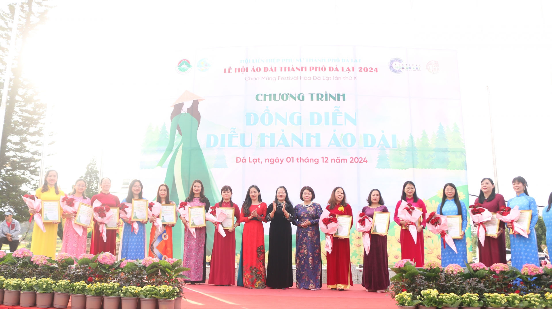 1.Tặng hoa cho các đơn vị tham gia Đồng diễn. 