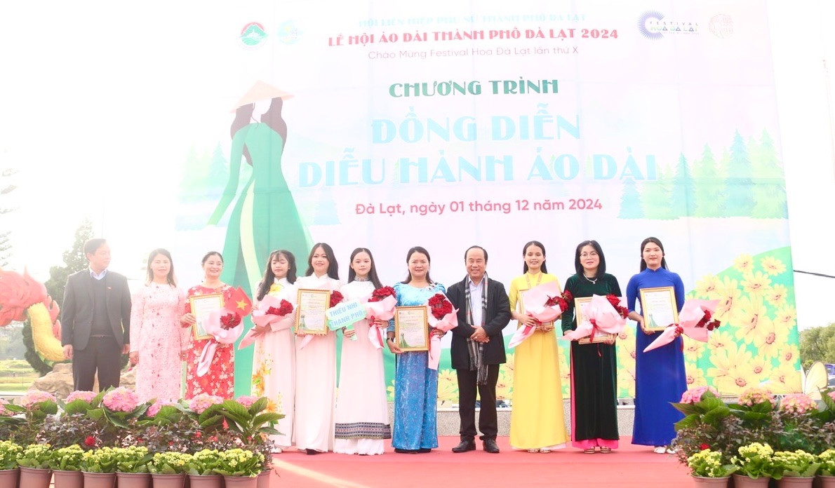 2.Tặng hoa cho các đơn vị tham gia Diễu hành
