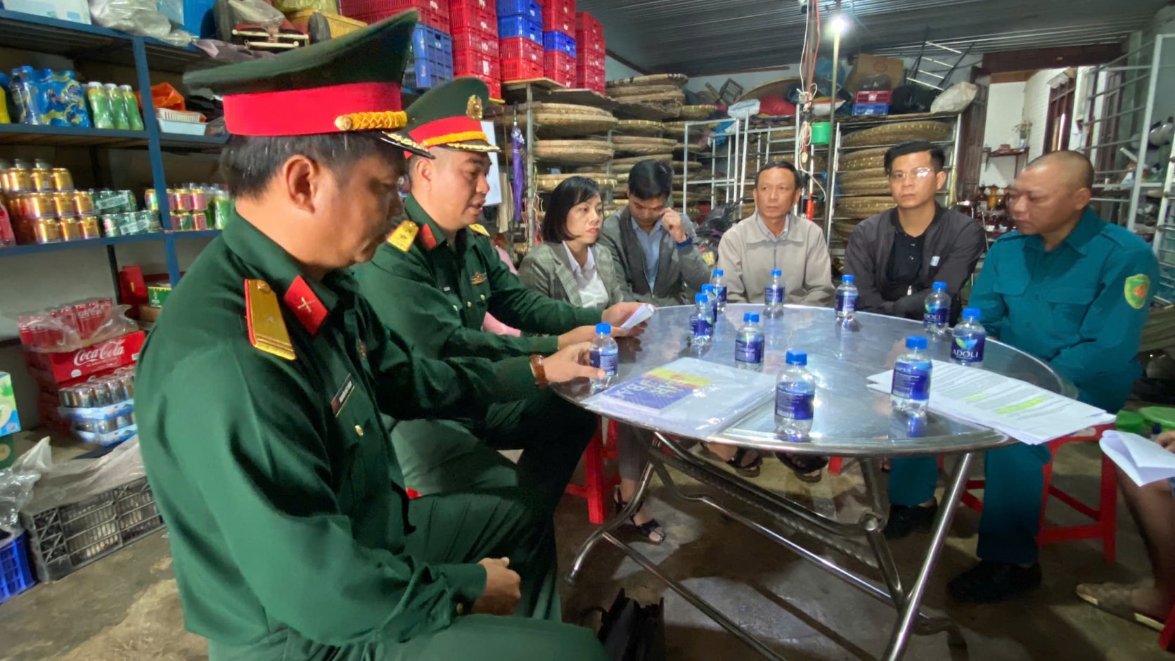 Ban Chỉ huy Quân sự huyện Di Linh và chính quyền địa phương làm việc với gia đình công dân Trần Đăng Nh.