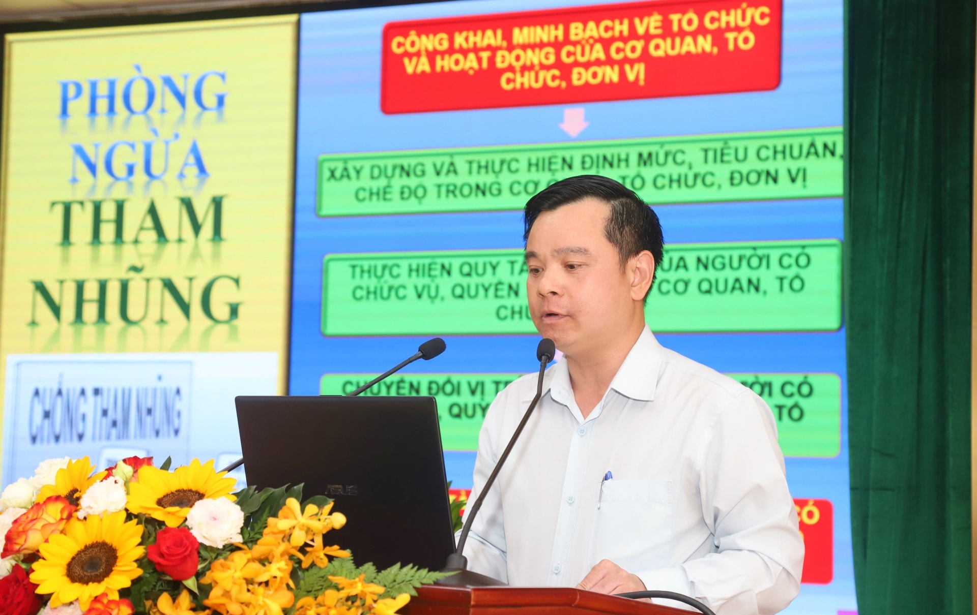 Đồng chí Nguyễn Văn Tuấn, Thành ủy viên, Chánh Thanh tra thành phố hướng dẫn công tác kê khai tài sản, thu nhập