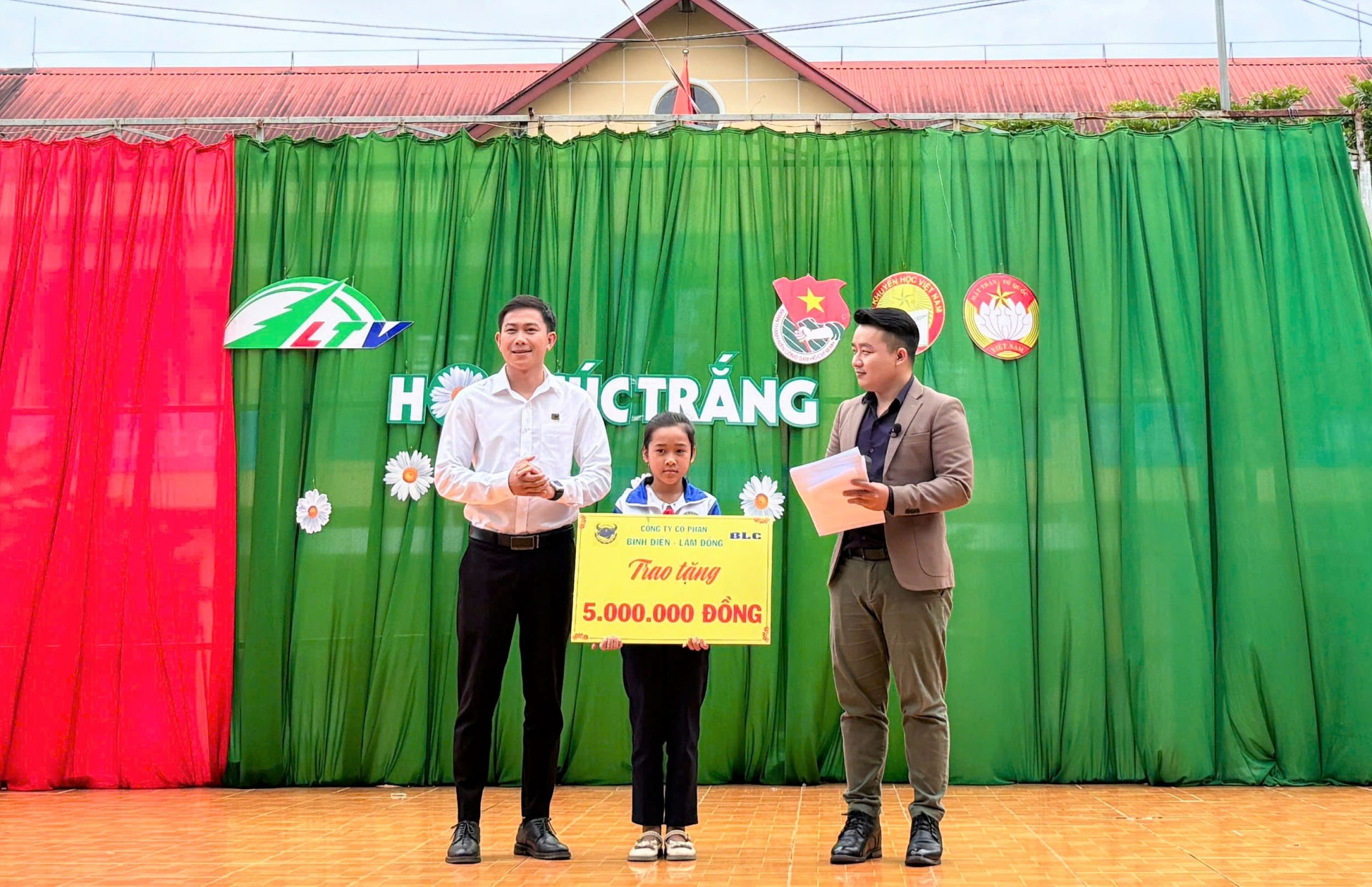 Đại diện cá doanh nghiệp, nhà hảo tâm tặng học bổng cho em Ka Mỹ Hạnh
