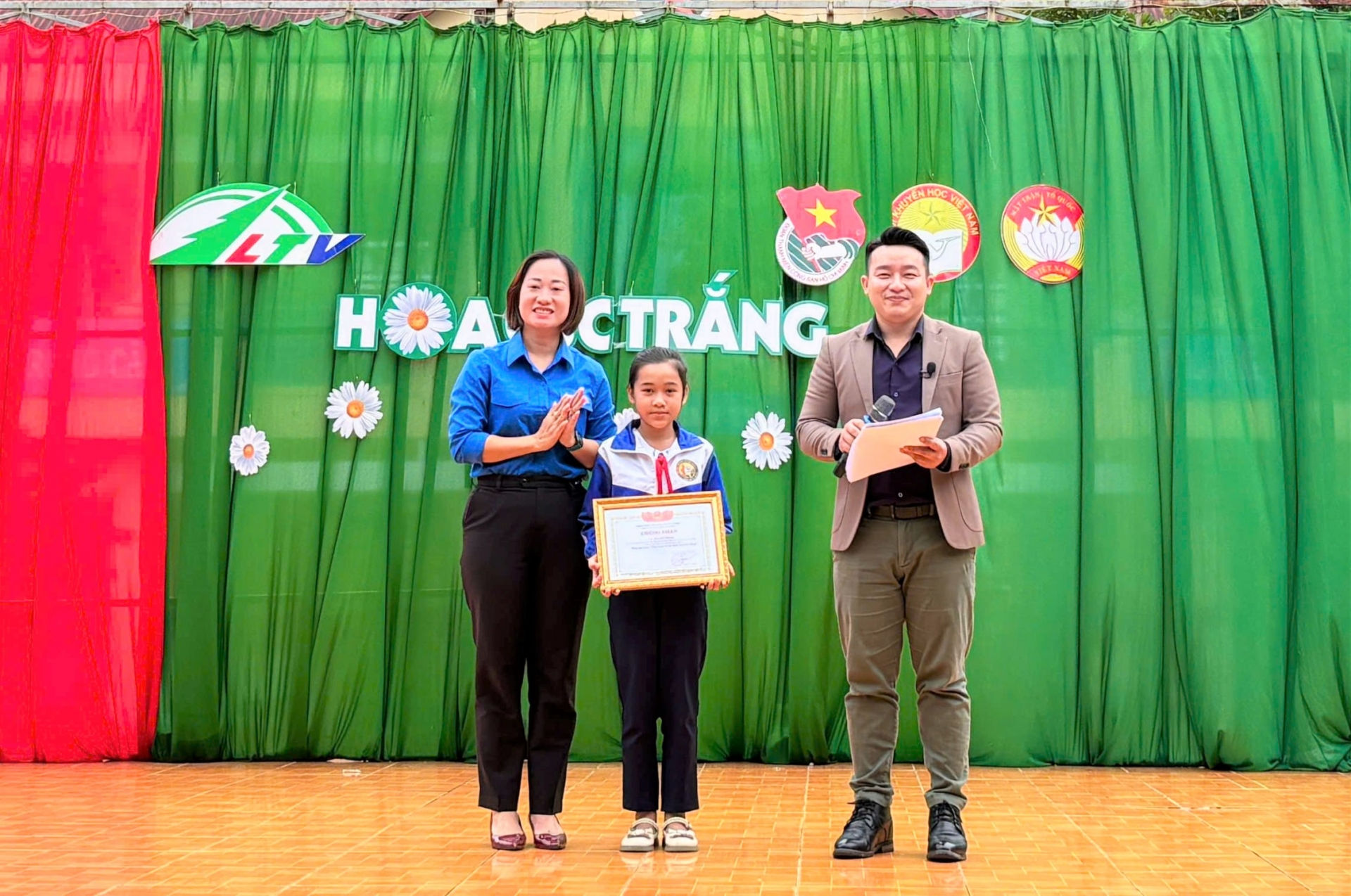 Bí thư Thành Đoàn Bảo Lộc Nguyễn Hà Thanh trao học bổng Hoa Cúc Trắng cho em Ka Mỹ Hạnh