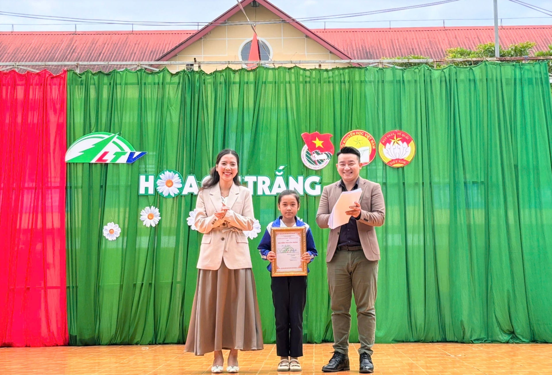 Đại diện Đài Phát thanh - Truyền hình Lâm Đồng trao học bổng Hoa Cúc Trắng cho em Ka Mỹ Hạnh