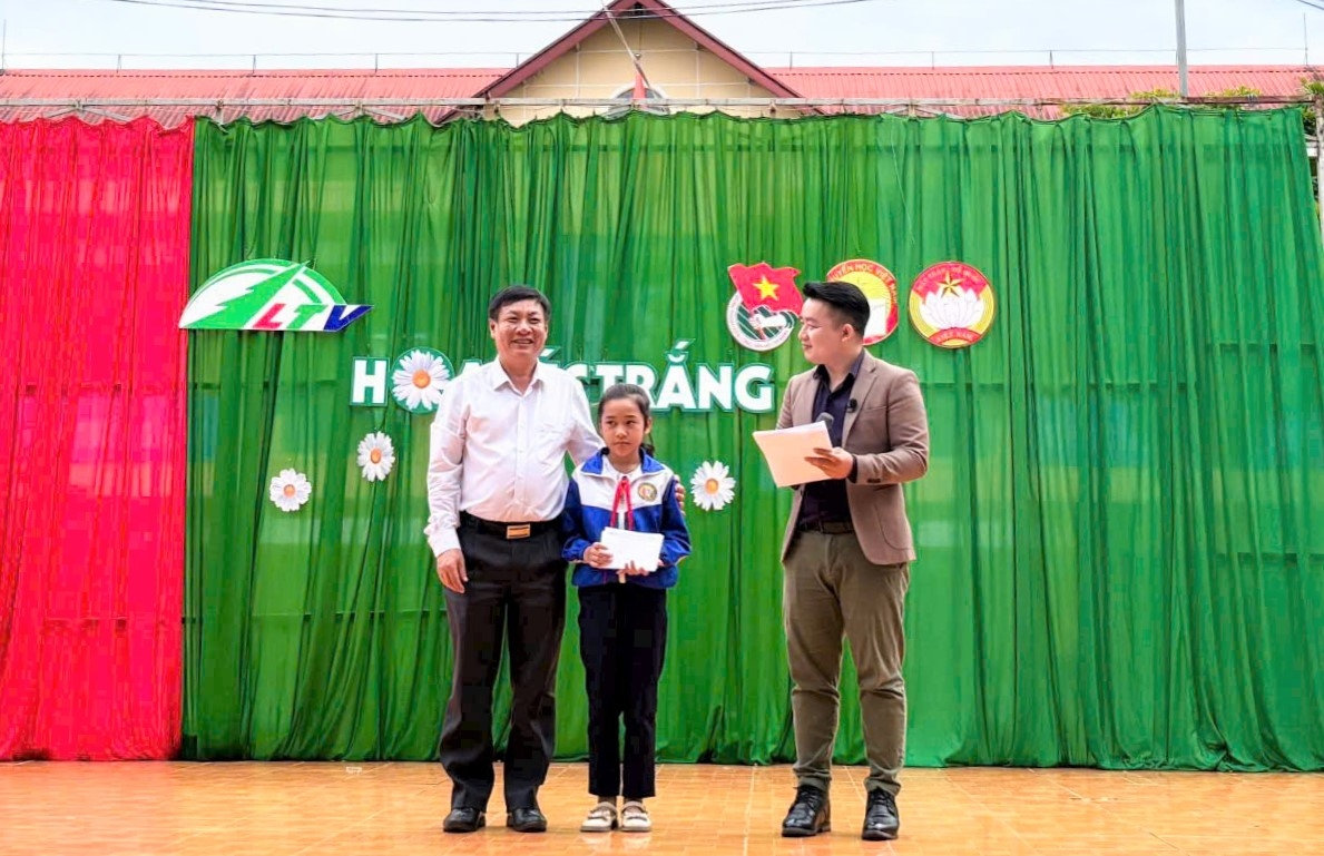 Các cơ quan, đơn vị, tổ chức trên địa bàn TP Bảo Lộc trao học bổng cho em Ka Mỹ Hạnh