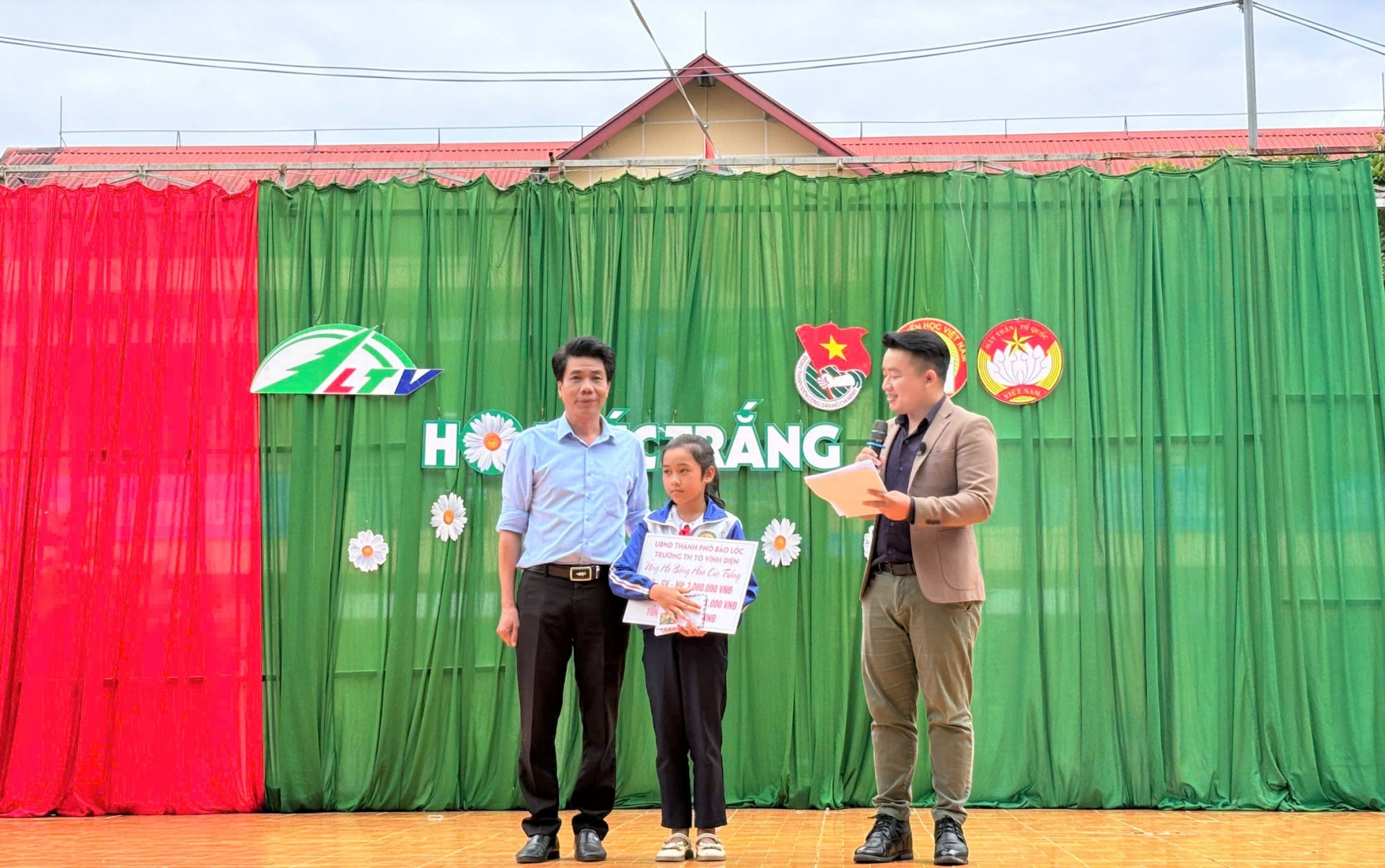 Các tổ chức Đoàn, Hội, Đội trường học trao tặng học bổng cho em Ka Mỹ Hạnh