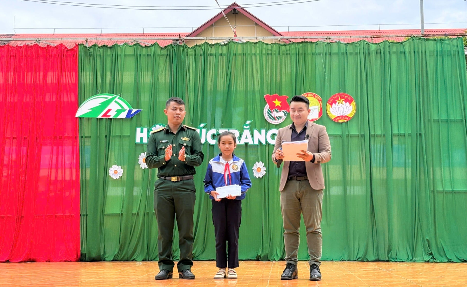 Đại diện Công an TP Bảo Lộc và Ban Chỉ huy Quân sự thành phố tặng học bổng đồng hành cùng em Ka Mỹ Hạnh