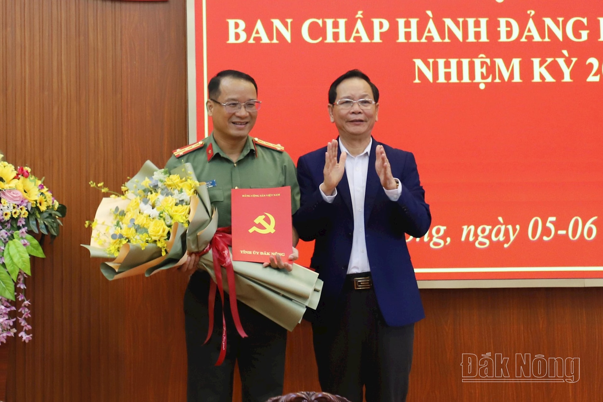 Đồng chí Ngô Thanh Danh, Bí thư Tỉnh ủy, Trưởng Đoàn ĐBQH tỉnh trao quyết định của Ban Bí thư chỉ định Đại tá Hồ Song Ân, Giám đốc Công an tỉnh Đắk Nông tham gia Ban Chấp hành, Ban Thường vụ Tỉnh ủy Đắk Nông