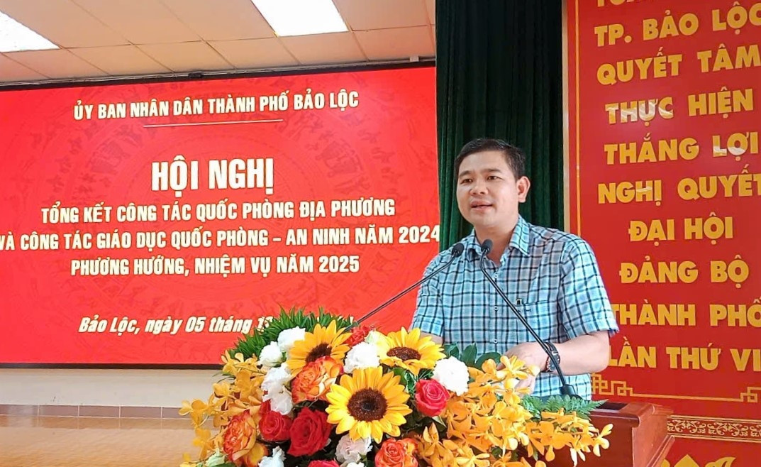 Đại biểu tham luận tại Hội nghị