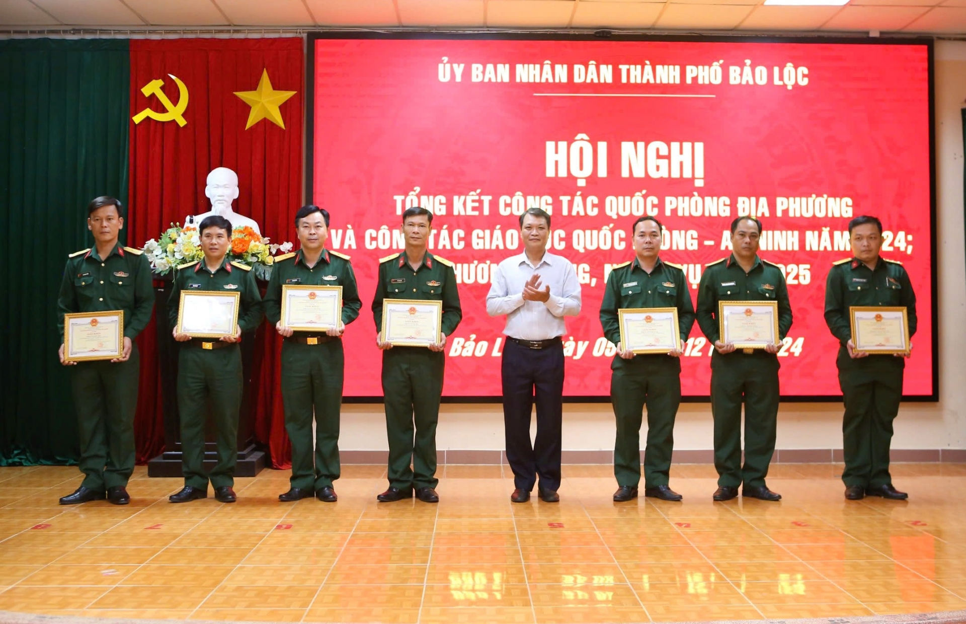 Trao khen thưởng cho các cá nhân
