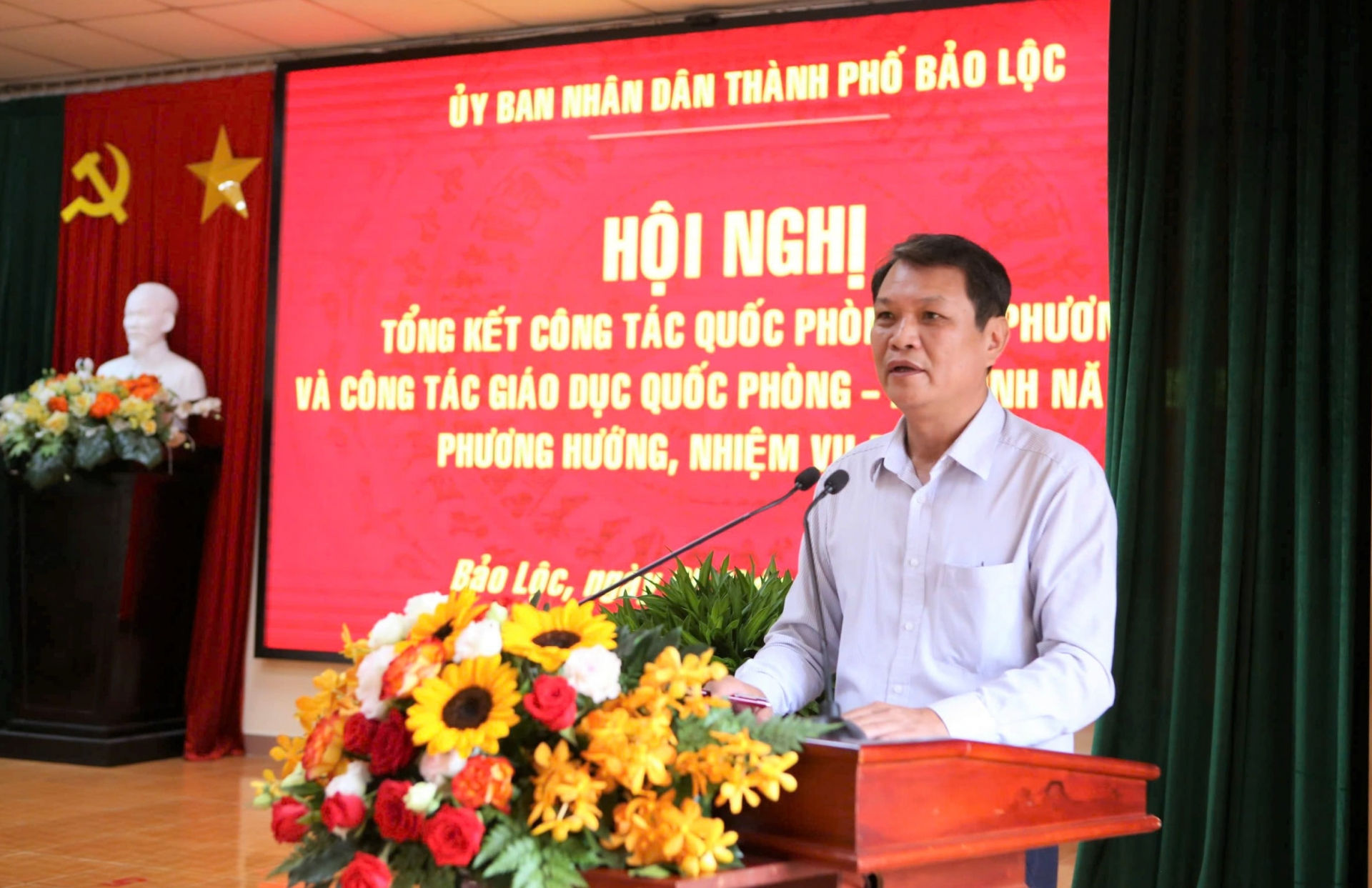 Đồng chí Phùng Ngọc Hạp - Phó Chủ tịch UBND TP Bảo Lộc phát biểu tại Hội nghị