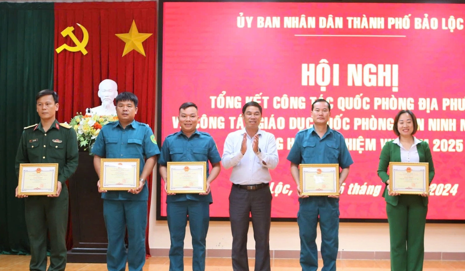 Các tập thể nhận khen thưởng