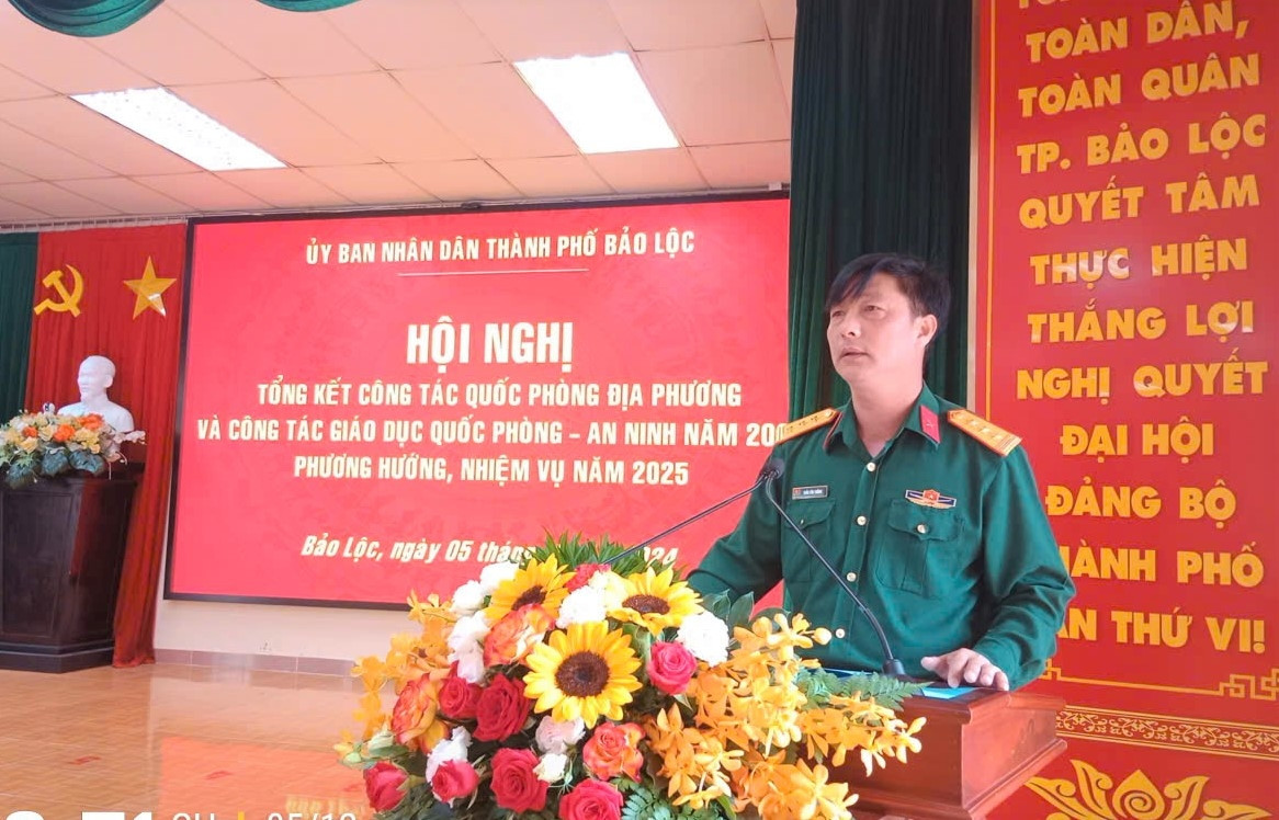 Thượng tá Trần Văn Thống - Chỉ huy trưởng Ban Chỉ huy Quân sự TP Bảo Lộc phát biểu tại Hội nghị