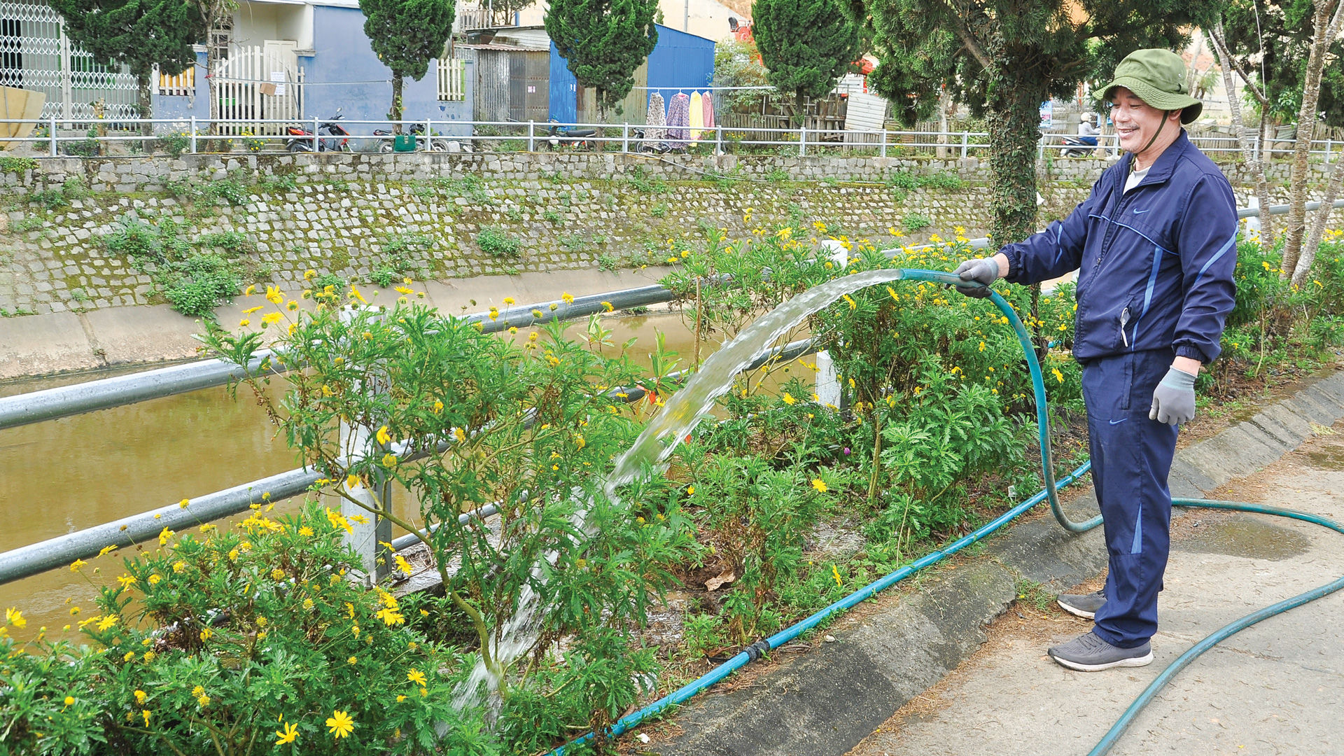 Ông Nguyễn Văn Đamđang tưới hoa