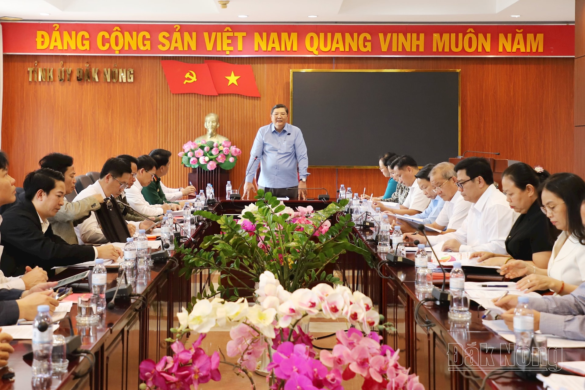 Đồng chí Lê Văn Chiến, UVBTV Tỉnh ủy, Trưởng Ban Dân vận Tỉnh ủy điều hành Tổ thảo luận số 2