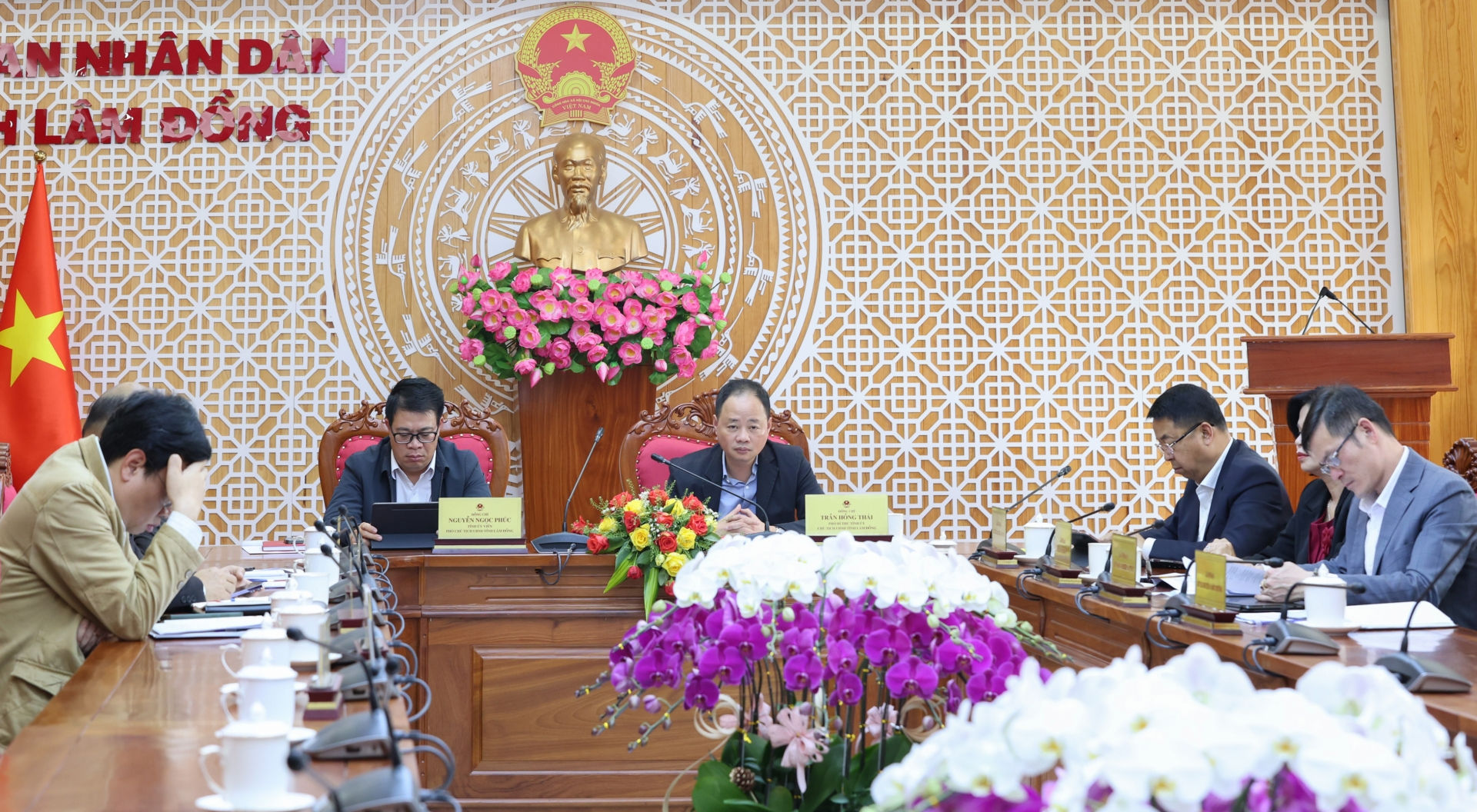 Tại điểm cầu tỉnh Lâm Đồng, Chủ tịch UBND tỉnh Lâm Đồng Trần Hồng Thái và Phó Chủ tịch UBND tỉnh Nguyễn Ngọc Phúc cùng lãnh đạo một số sở, ngành, đơn vị liên quan tham dự phiên họp.
