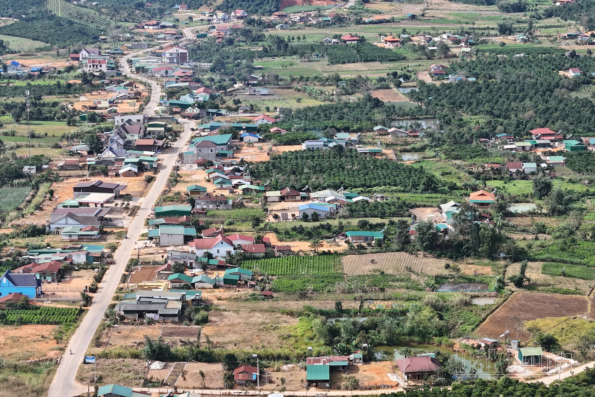 Phía dưới chân núi Tà Đùng, thuộc địa phận tỉnh Đắk Nông (bên phải tuyến đường), có hàng trăm hộ dân tỉnh Lâm Đồng sinh sống