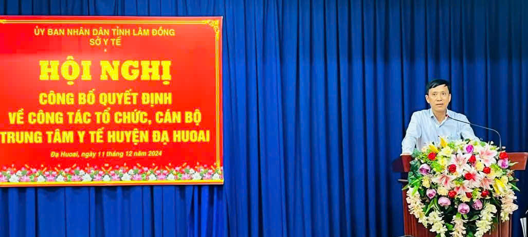 Đồng chí Nguyễn Mạnh Việt - Phó Bí thư Thường trực Huyện uỷ, Chủ tịch HĐND huyện Đạ Huoai phát biểu tại Hội nghị