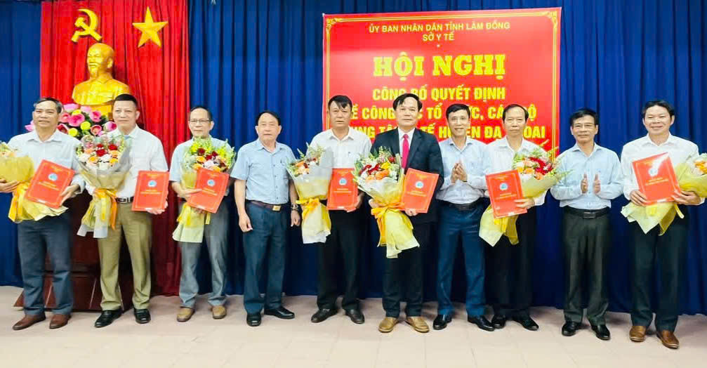 Lãnh đạo Sở Y tế và huyện Đạ Huoai trao Quyết định công tác tổ chức, công tác cán bộ tại Trung tâm Y tế huyện Đạ Huoai