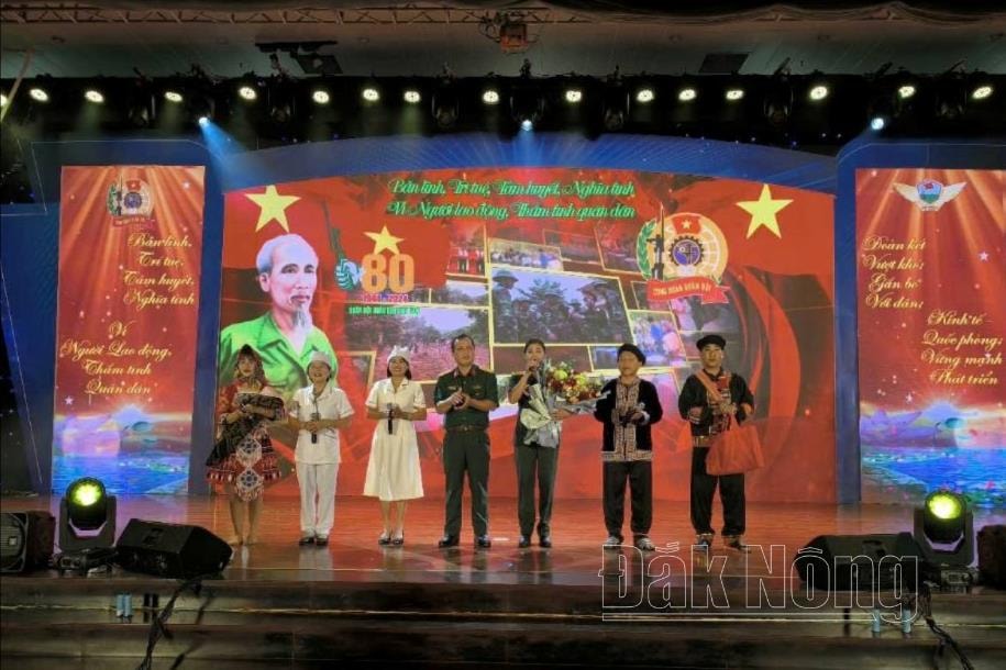 chi-dung-ngoai-cung-ben-trai-tham-gia-phan-thi-nang-khieu-trong-hoi-thi-chu-tich-cong-doan-co-so-gioi-toan-quan-nam-2024(1).jpg