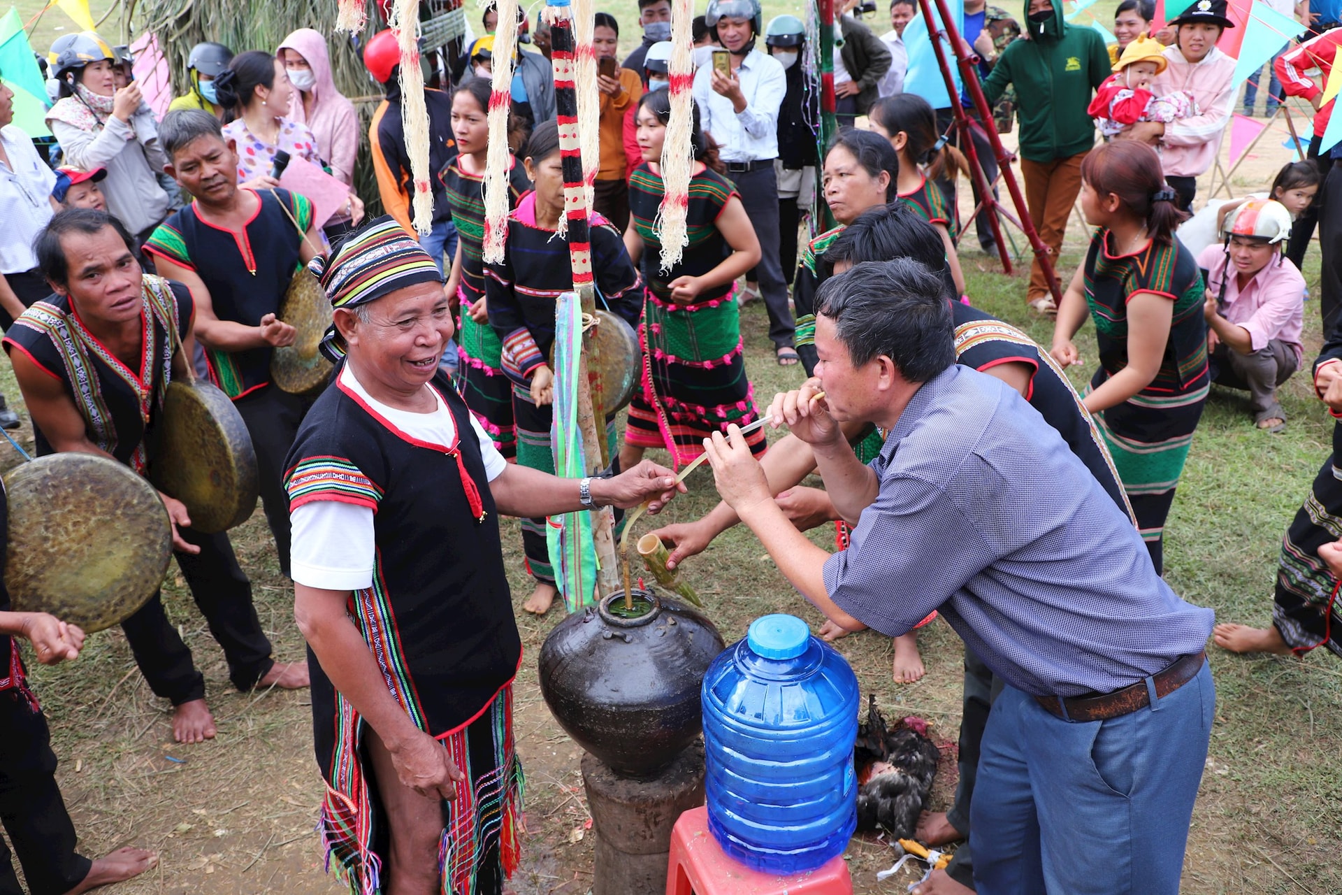 Du khách thích thú uống rượu cần, trải nghiệm văn hóa trong lễ hội của đồng bào M’nông huyện Krông Nô