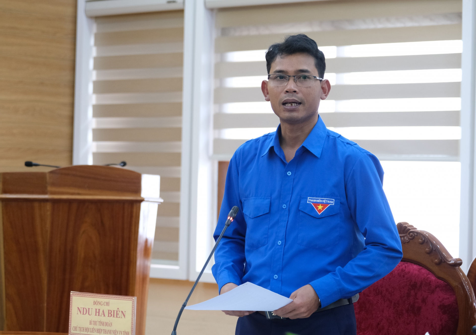 Anh Ndu Ha Biên - Bí thư Tỉnh Đoàn, Chủ tịch Hội LHTN Việt Nam tỉnh thay mặt đoàn báo cáo Thường trực Tỉnh uỷ về thành phần đoàn