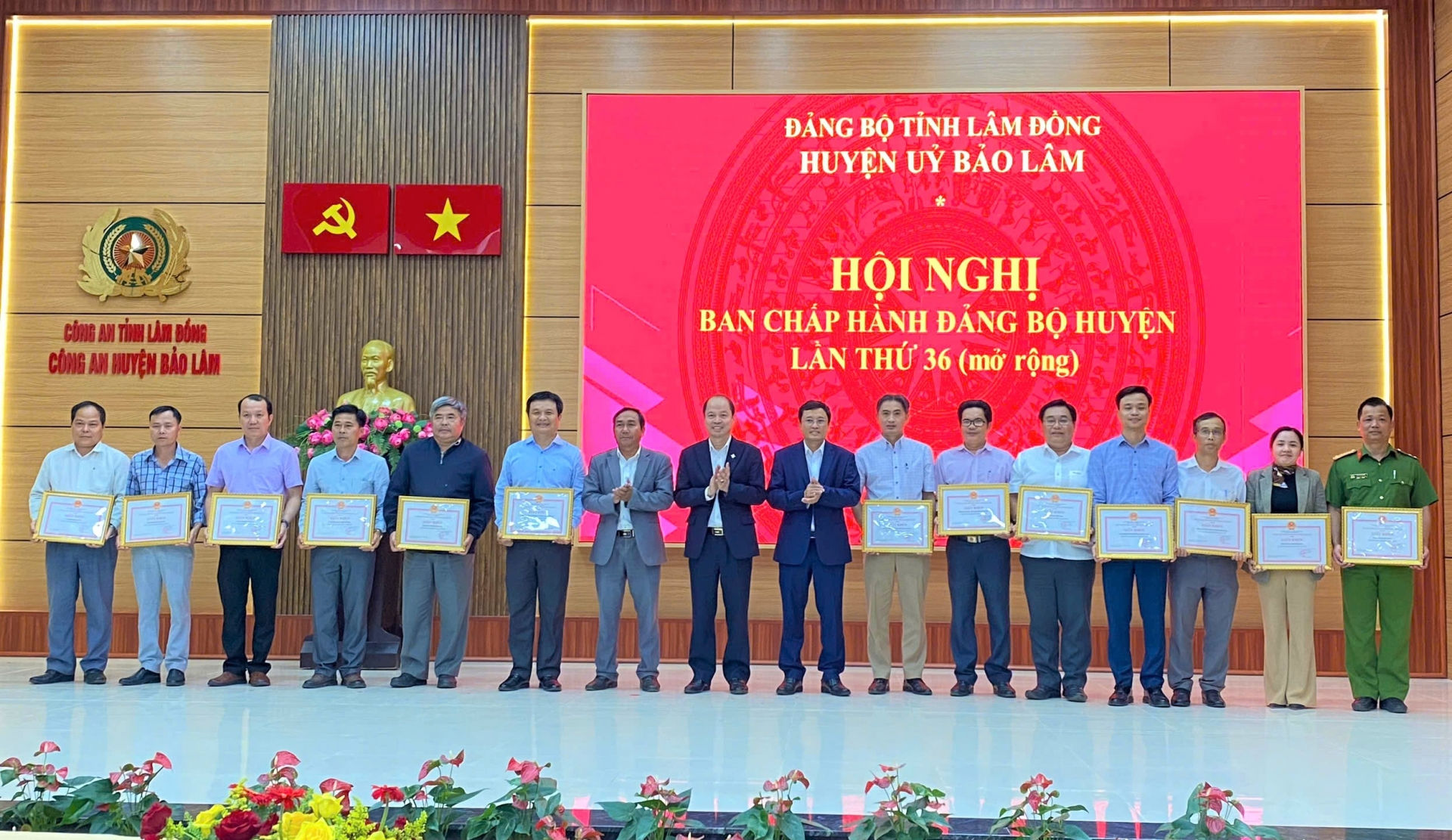 Các tập thể nhận khen thưởng của Chủ tịch UBND huyện Bảo Lâm trao tặng