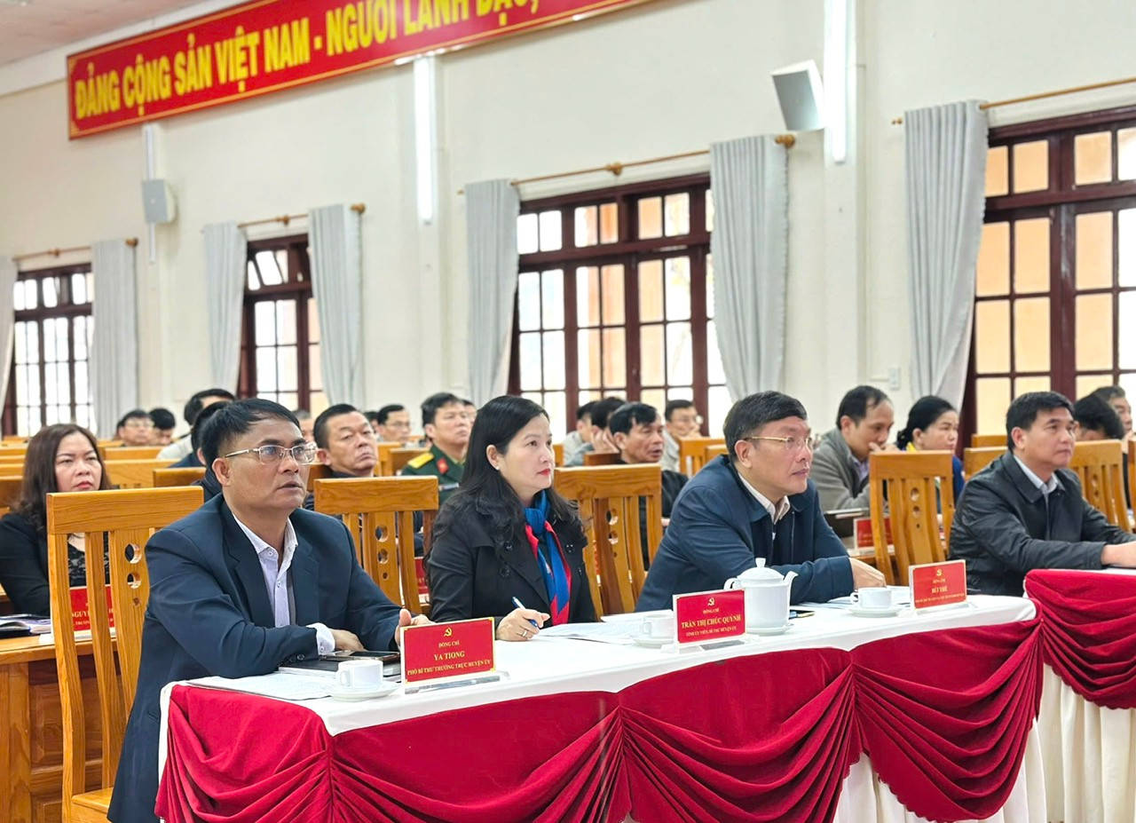 Các đồng chí chủ trì hội nghị