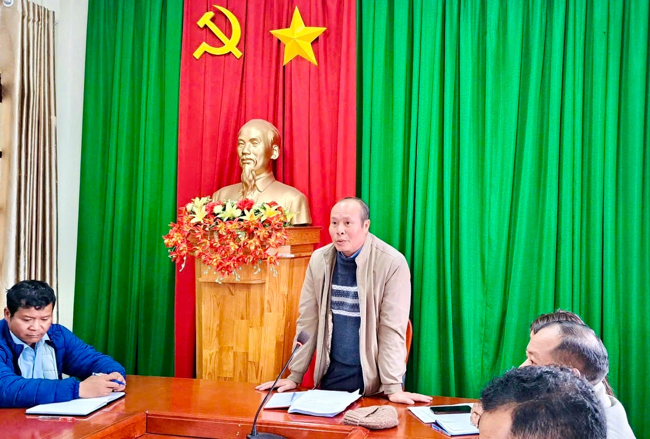 Bí thư Đảng ủy xã Đạ Nhim Trịnh Xuân Tự trao đổi tại điểm cầu xã