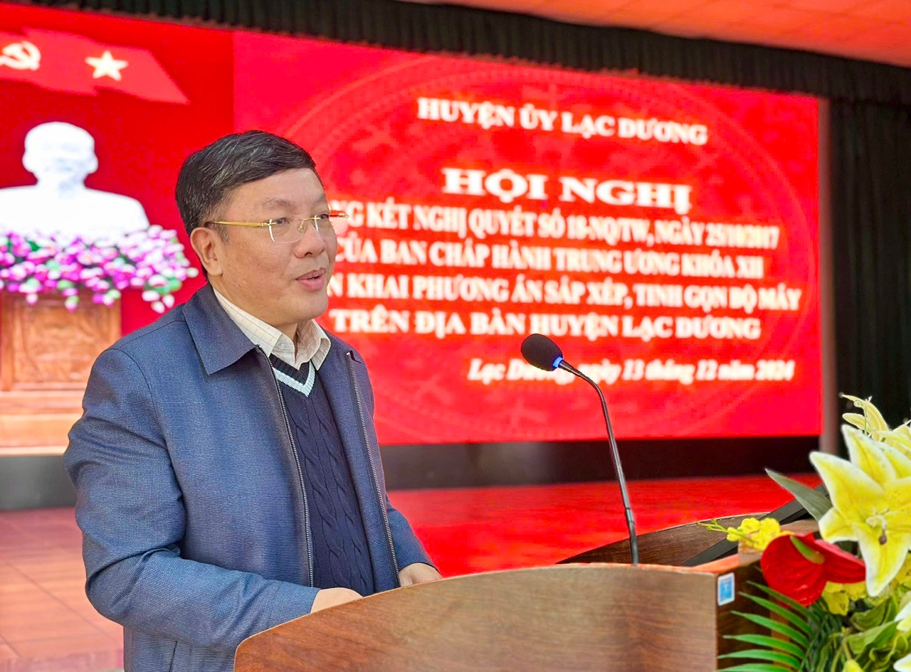 Chủ tịch UBND huyện Lạc Dương Bùi Thế trao đổi tại hội nghị