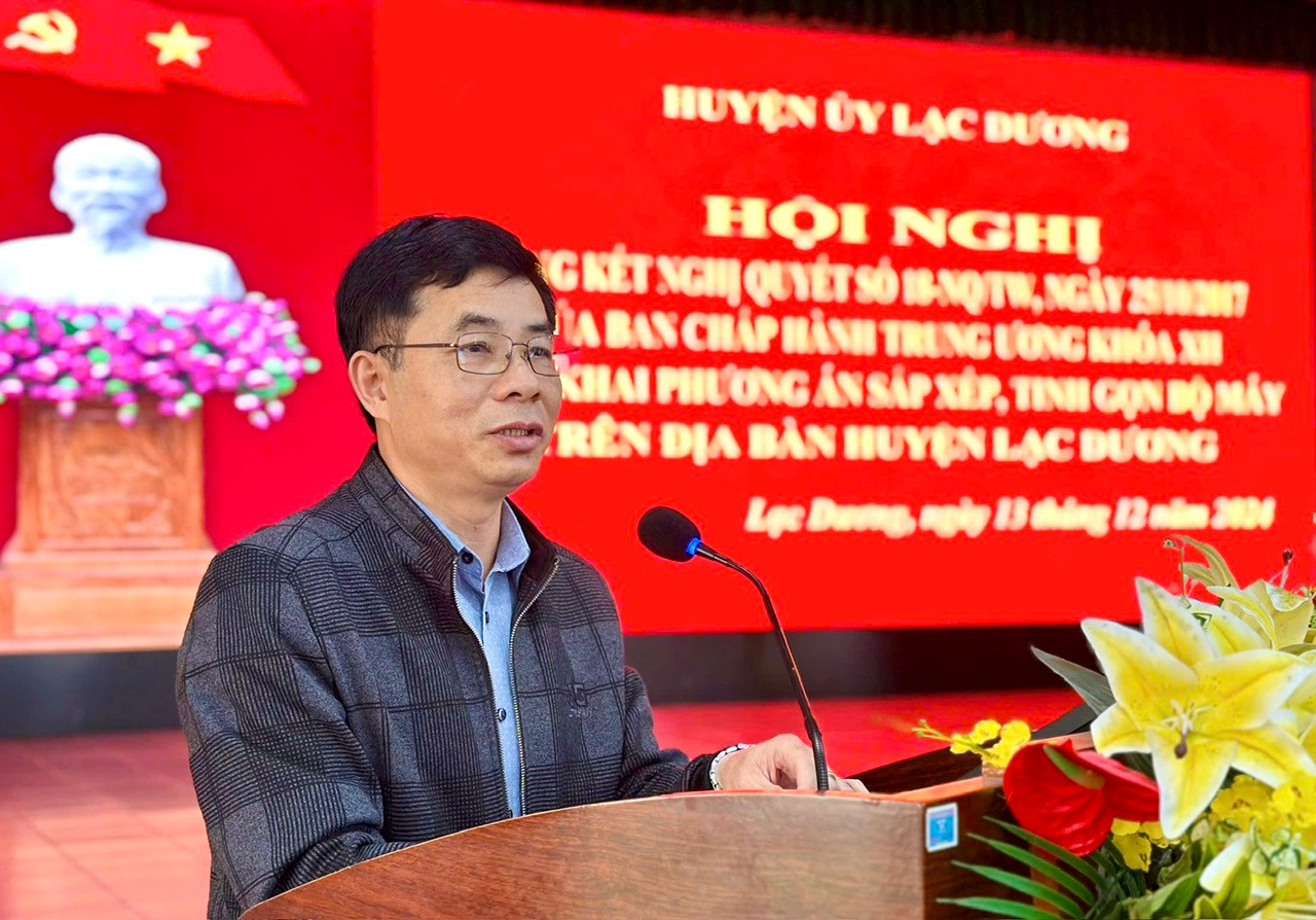 Trưởng Ban Tổ chức Huyện ủy Lạc Dương Thân Xuân Quý báo cáo Tổng kết thực hiện Nghị quyết số 18-NQ/TW