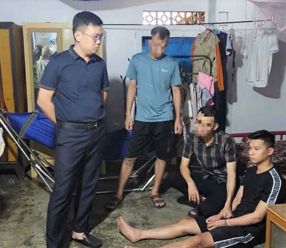 Thiếu tá Đào Huy Dương - Trưởng Công an huyện Đạ Huoai (bìa trái) trực tiếp chỉ đạo các trinh sát đột kích bắt giữ đối tượng Vũ Văn Chung
