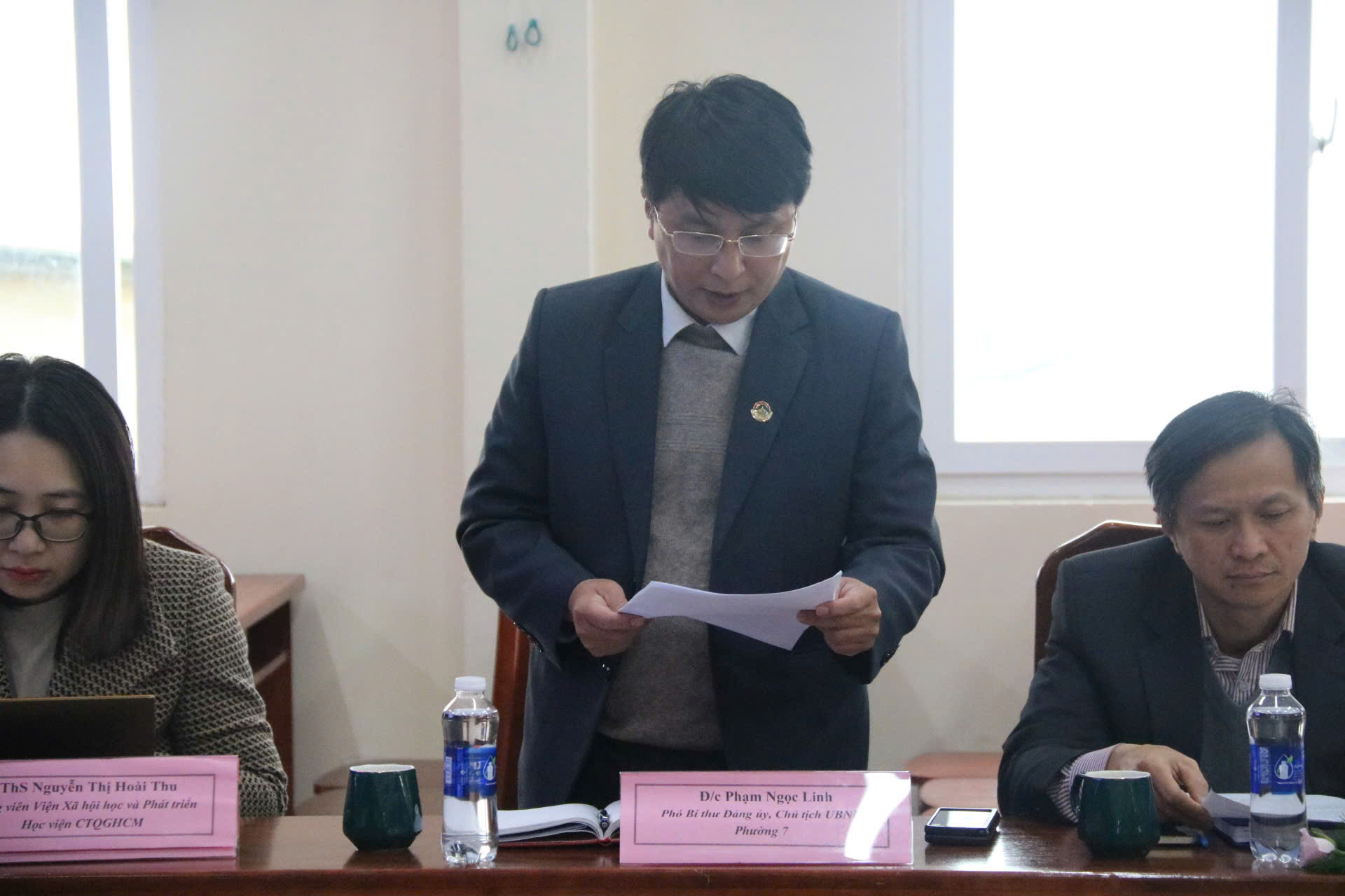 Phó Bí thư Đảng uỷ, Chủ tịch UBND Phường 7 báo cáo tại buổi làm việc