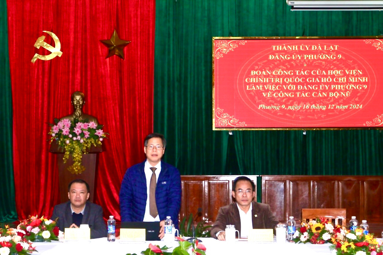PGS.TS Lê Văn Chiến - Viện trưởng Viện Lãnh đạo học và Chính sách công, Học viện Chính trị quốc gia Hồ Chí Minh trao đổi tại buổi làm việc