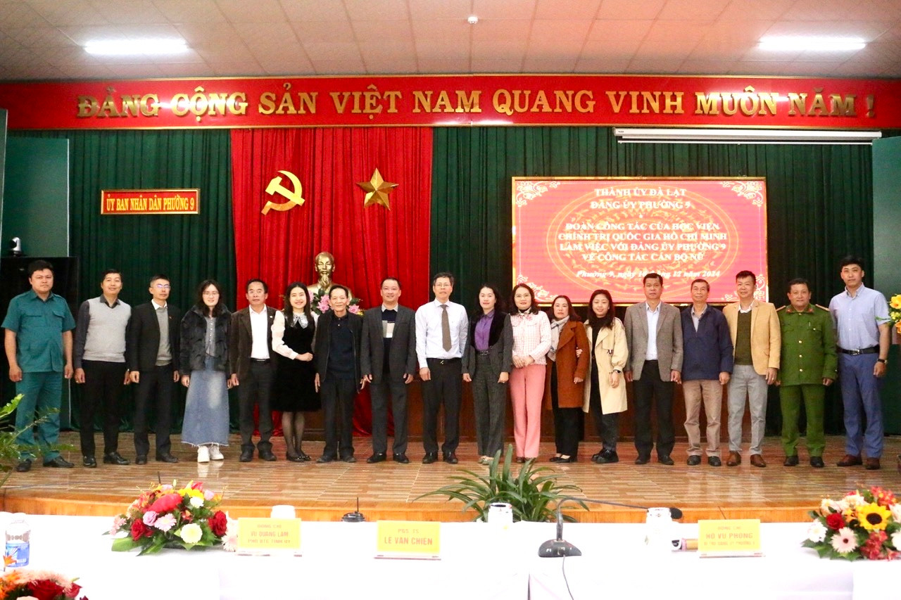 Đoàn công tác chụp hình lưu niệm với lãnh đạo Đảng ủy, HĐND, UBND, Ủy ban MTTQ Việt Nam và các phòng, ban, đoàn thể Phường 9