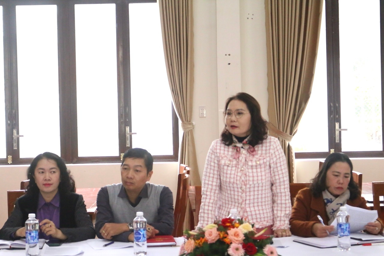 cần có những lớp đào tạo đội ngũ nữ trẻ từ sớm để đưa vào nguồn làm cán bộ chủ chốt; 