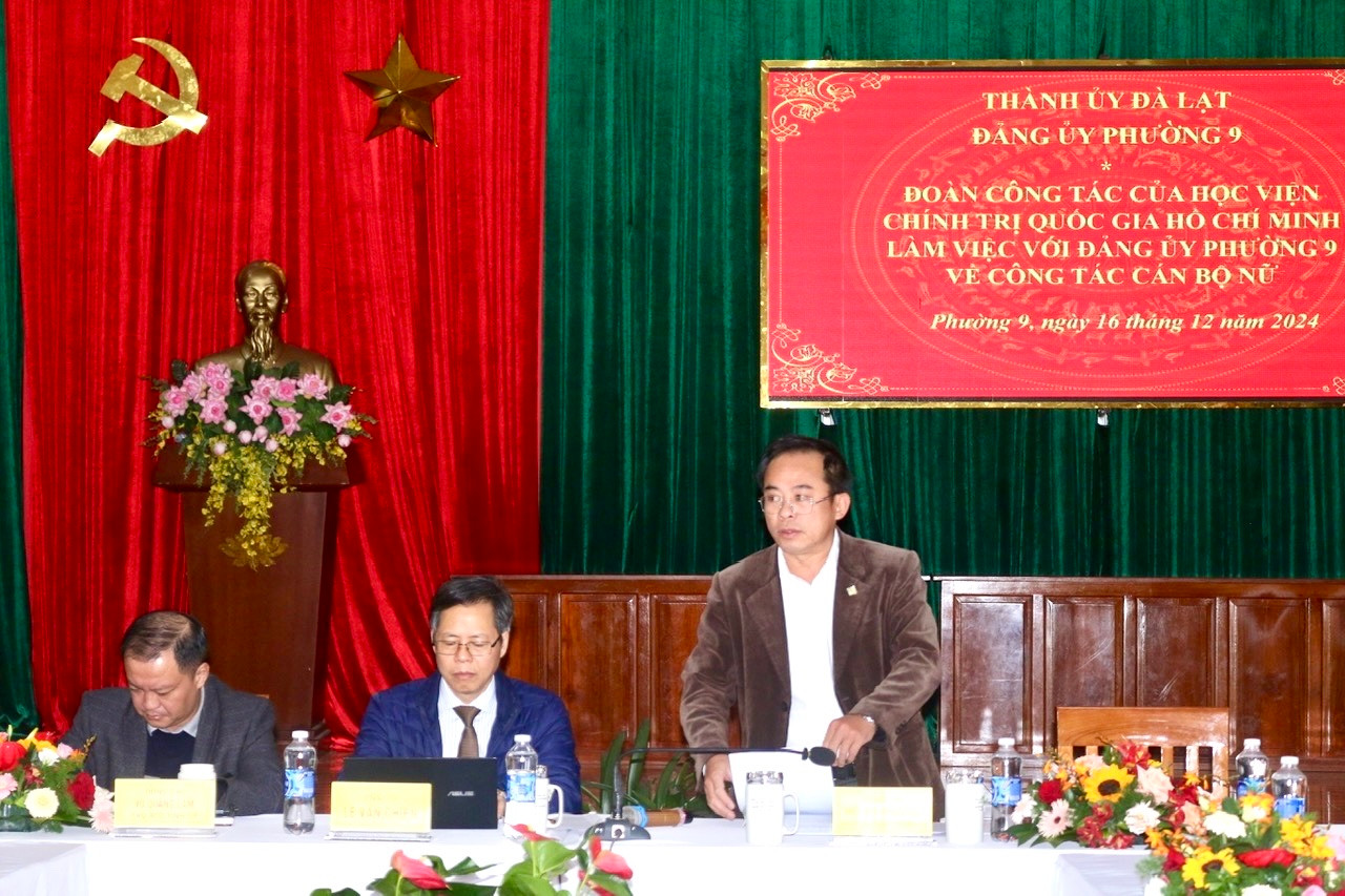 Bí thư Đảng ủy Phường 9 Hồ Quốc Phong bào cáo công tác cán bộ nữ trên địa bàn phường