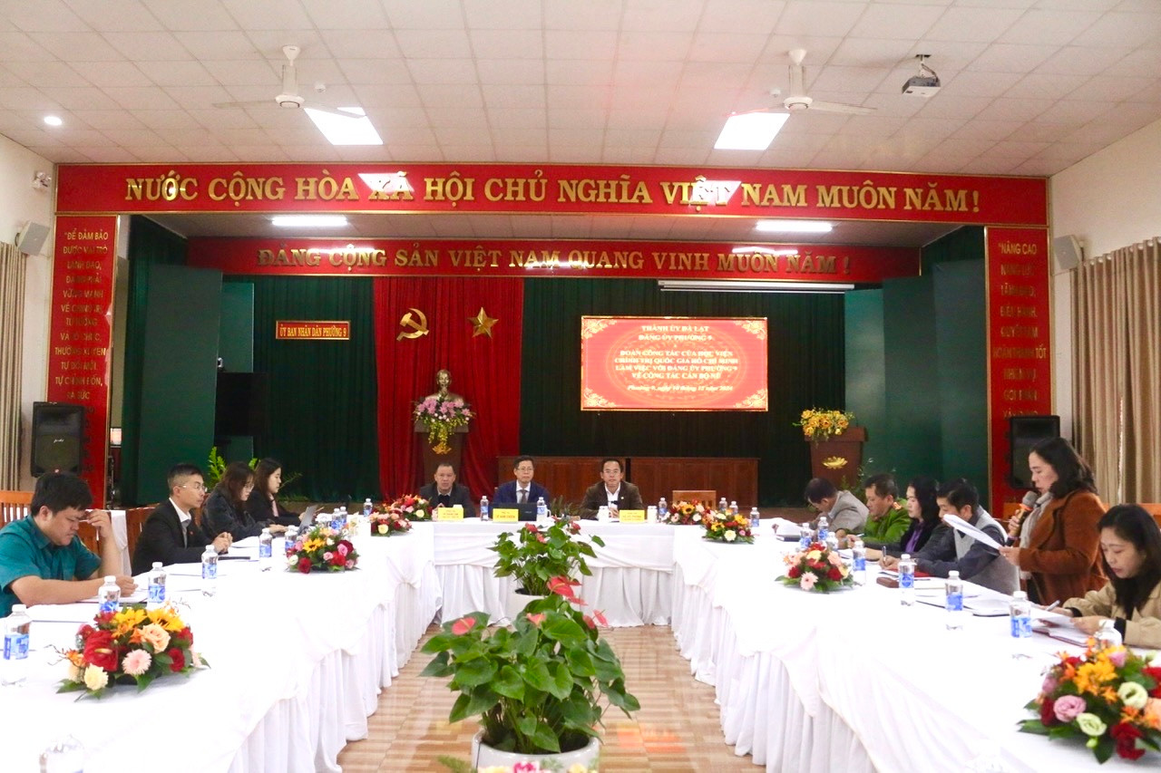 Quang cảnh buổi làm việc