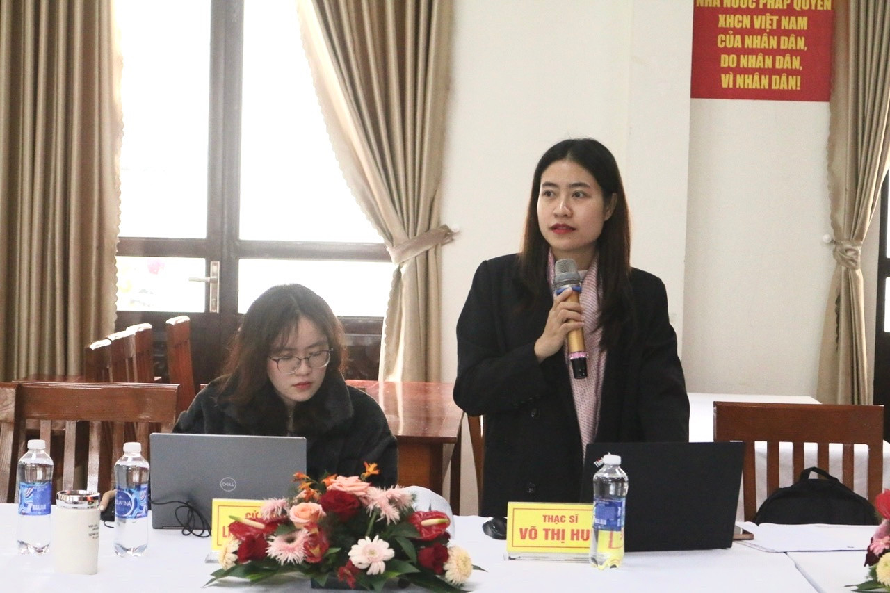 Thành viên Đoàn công tác đặt câu hỏi tại buổi làm việc