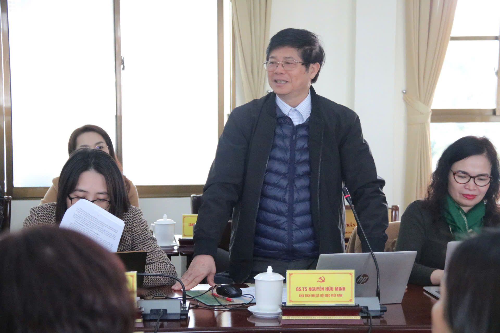 GS.TS Nguyễn Hữu Minh - Chủ tịch Hội Xã hội học Việt Nam trao đổi các nội dung tại buổi làm việc