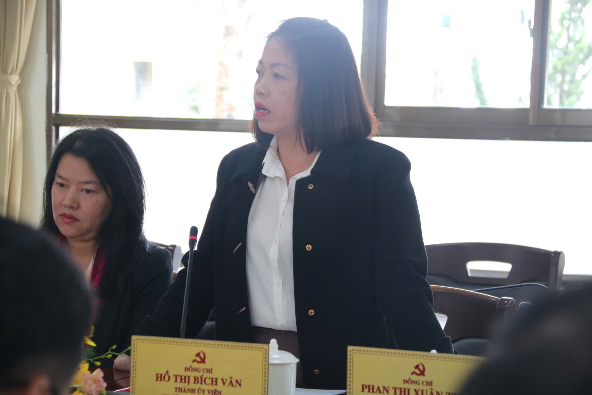 Bà Hồ Thị Bích Vân - Trưởng phòng Nội vụ Thành ủy Đà Lạt nêu ý kiến tại buổi làm việc