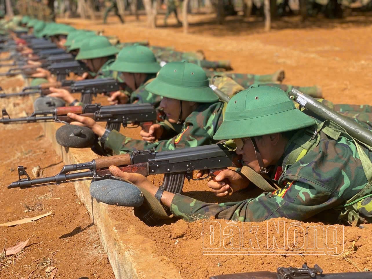 Chiến sĩ tân binh tham gia huấn luyện bài 1 súng tiểu liên AK