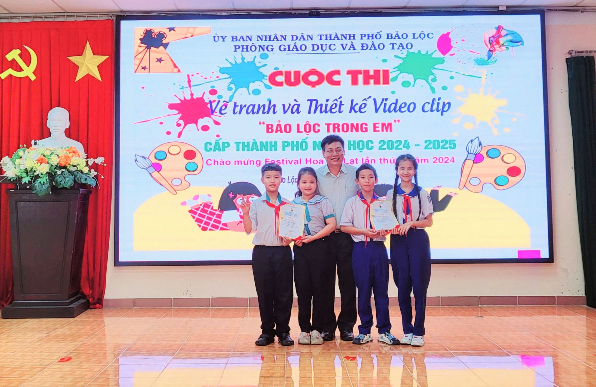 Trao giải cho các em học sinh tiểu học đạt thành tích xuất sắc tại Hội thi