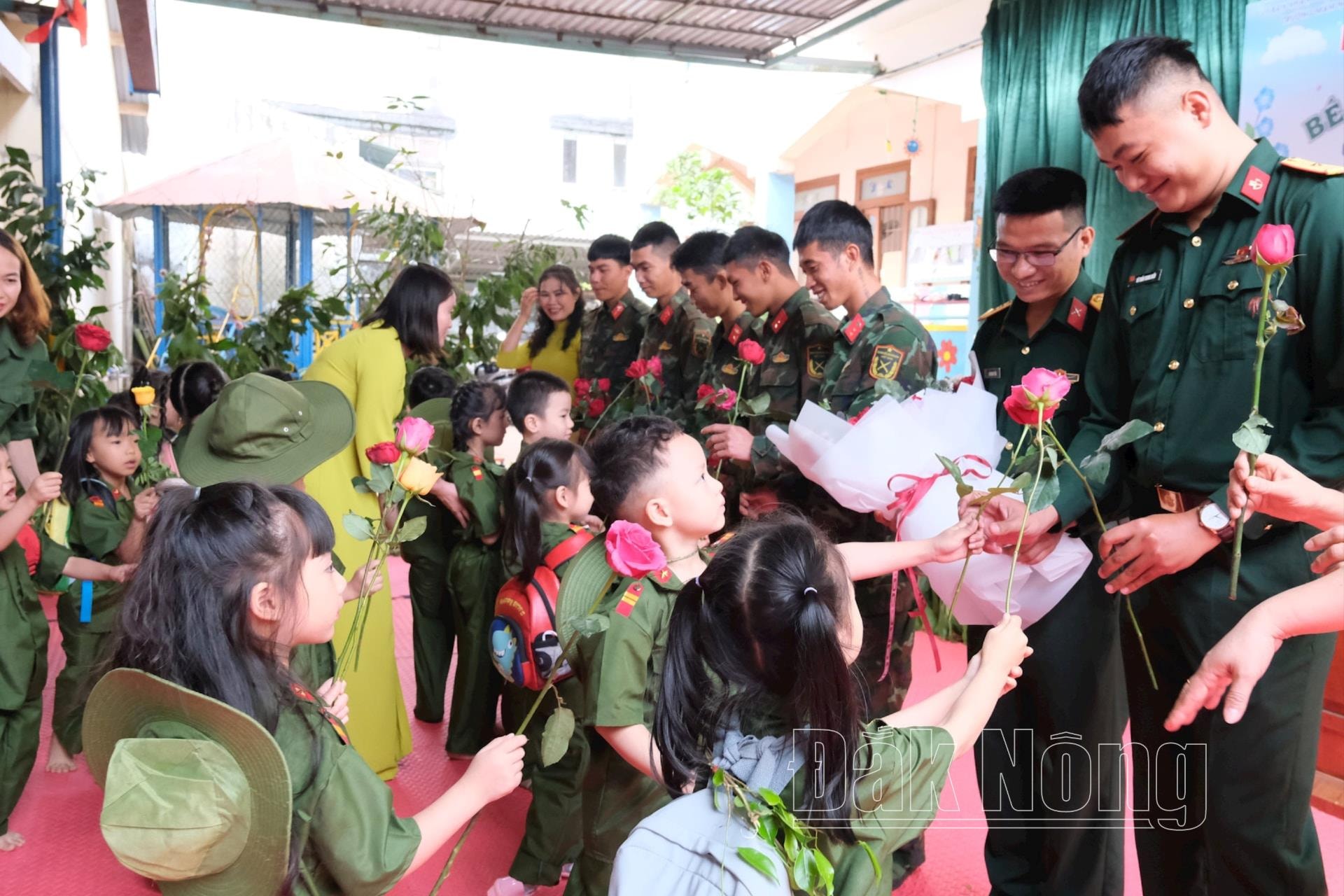 Các em nhỏ tặng hoa các chú bộ đội thuộc Đại đội Trinh sát Cơ giới, Bộ Chỉ huy quân sự tỉnh