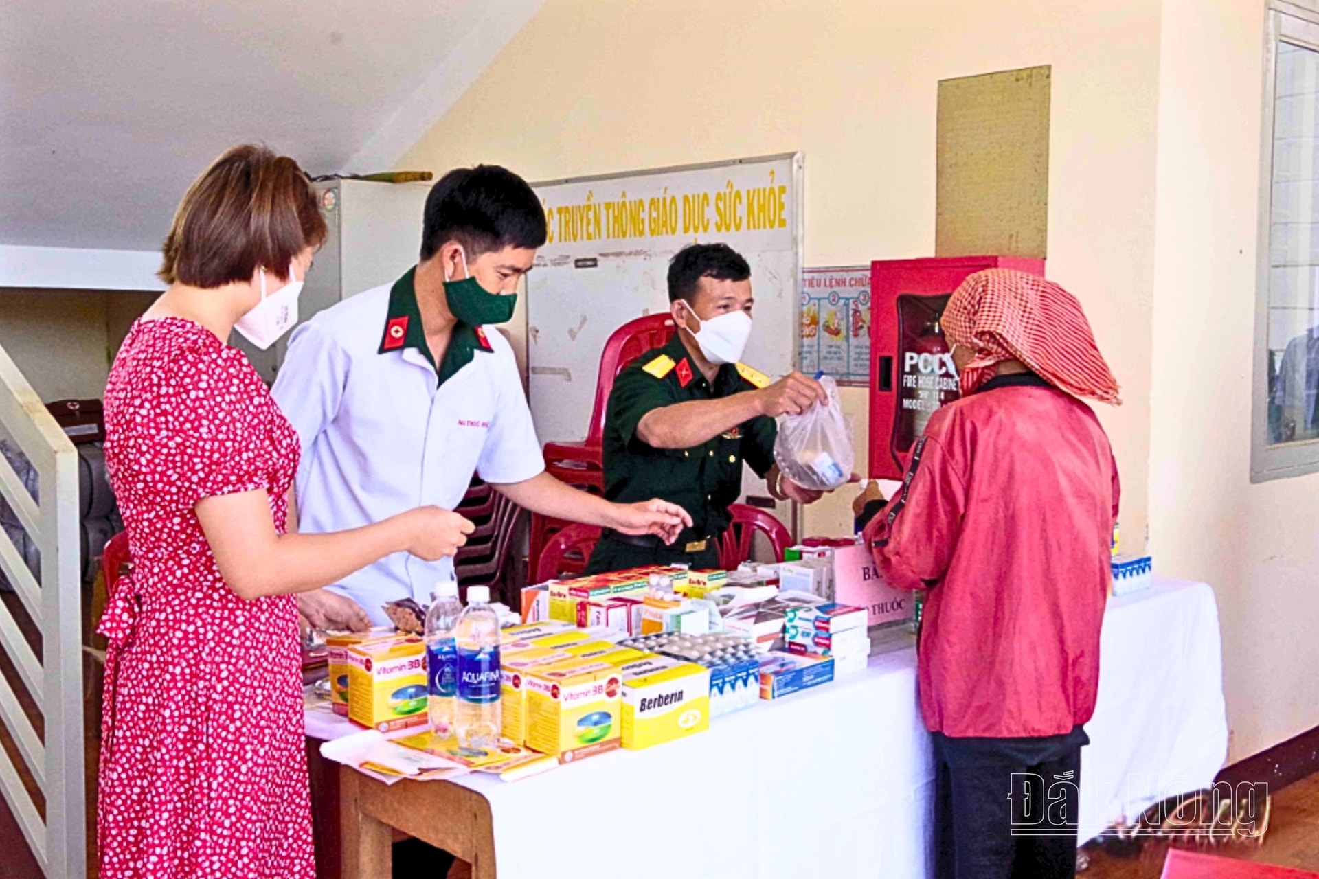 Thiếu tá Hiền tham gia công tác cấp phát thuốc miễn phí cho người dân có hoàn cảnh đặc biệt khó khăn tại các buôn, bon đồng bào dân tộc trên địa bàn tỉnh Đắk Nông