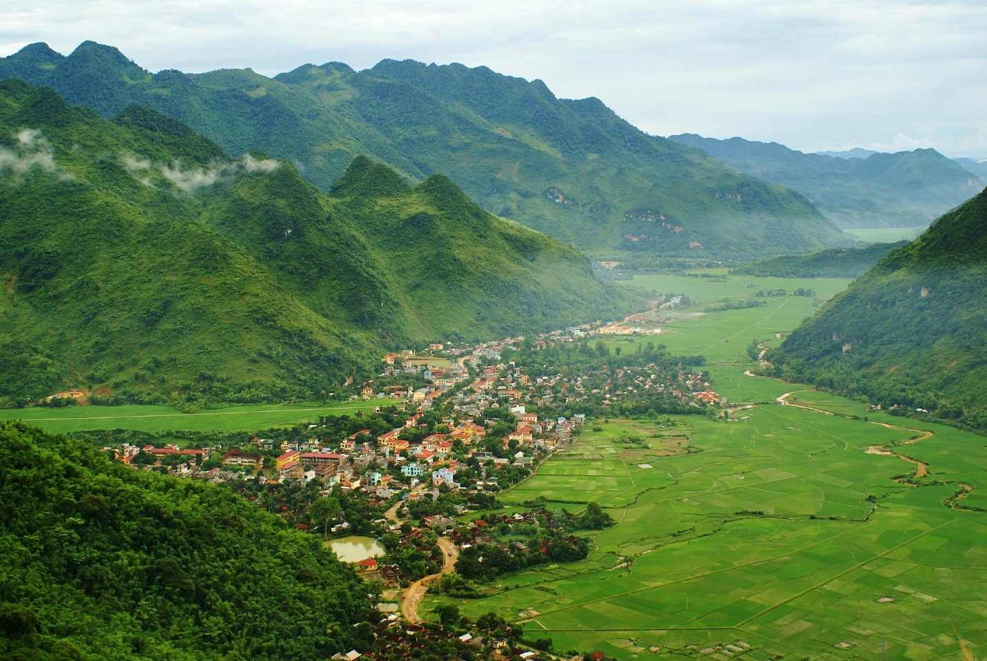 Cách Hà Nội không xa, có 6 điểm trekking thú vị, thách thức tín đồ đi bộ đường dài - Hình 1