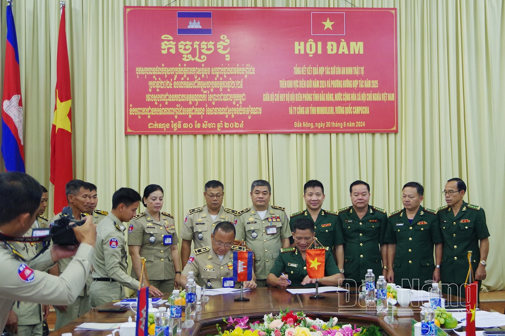 anh-5.-bdbp-dak-nong-va-cong-an-tinh-mondulkiri-ky-ket-bien-ban-hop-tac(2).jpg