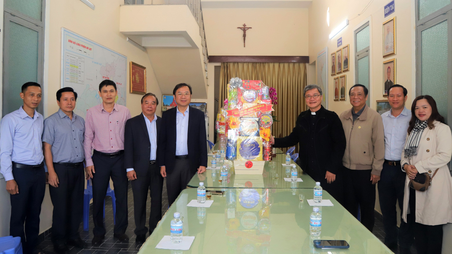 Đồng chí Tôn Thiện Đồng - Bí thư Thành ủy Bảo Lộc đến thăm, chúc mừng Giáng sinh Linh mục Trần Đức Liêm - Quản xứ, Quản hạt Giáo hạt Bảo Lộc