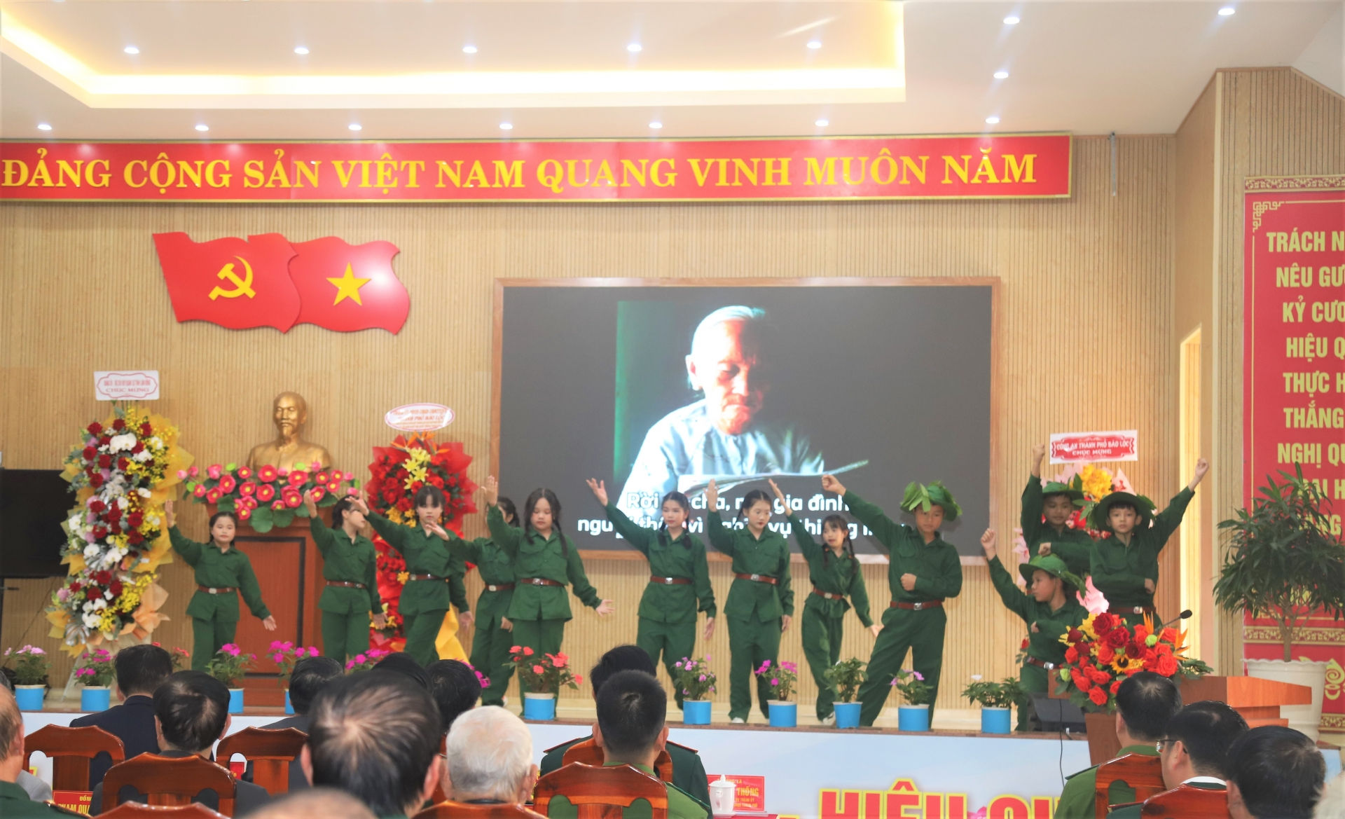 Văn nghệ chào mừng buổi gặp mặt truyền thống