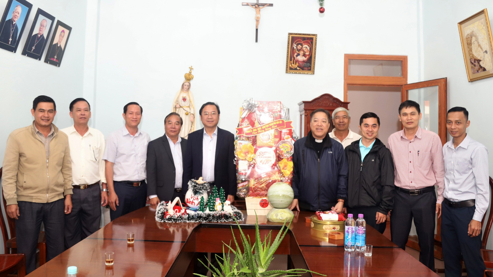 Bí thư Thành ủy Bảo Lộc Tôn Thiện Đồng tới thăm, tặng quà của chúc mừng Giáng sinh Linh mục Phan Đào Thục - Phó trưởng Ban Đoàn kết Công giáo tỉnh Lâm Đồng, Trưởng Ban Đoàn kết Công giáo TP Bảo Lộc, Chánh xứ Giáo xứ Tân Bùi (xã Lộc Châu)