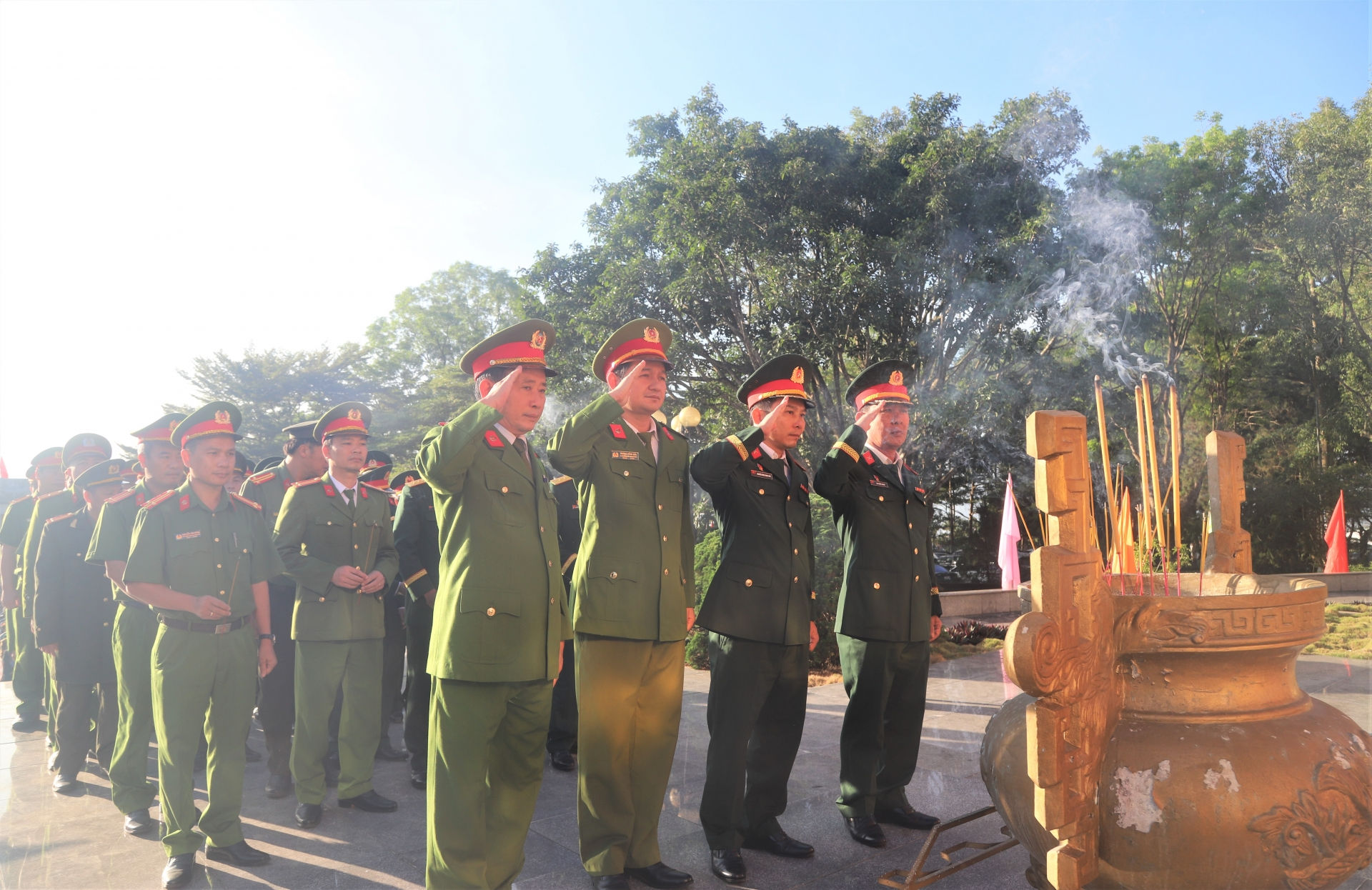 Cán bộ, chiến sĩ lực lượng vũ trangTP Bảo Lộc kính cẩn tưởng nhớ các anh hùng liêt sĩ